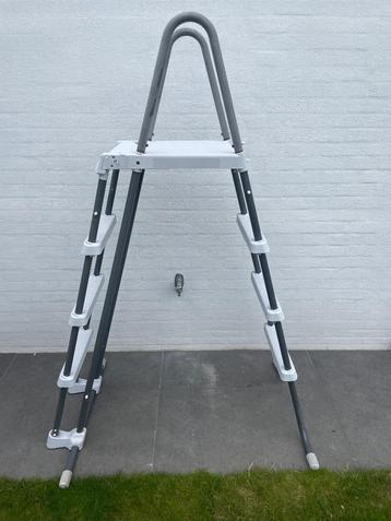 Zwembadladder intex beschikbaar voor biedingen