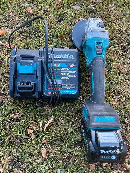Makita xgt 40v slijper GA005GZ + snellader en accu, Doe-het-zelf en Bouw, Gereedschap | Slijpmachines, Gebruikt, Haakse handslijpmachine