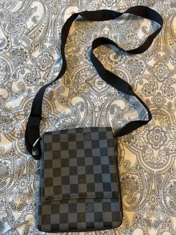Louis Vuitton leren schoudertas beschikbaar voor biedingen