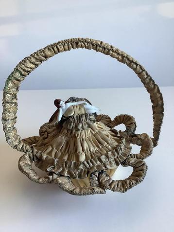 panier à couture en tissu brocante antique avec demi-poupée, Antiquités & Art, Enlèvement ou Envoi