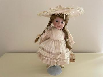 Porseleinen pop beschikbaar voor biedingen