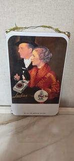 Plaque émaillée Lucky Strike, Enlèvement