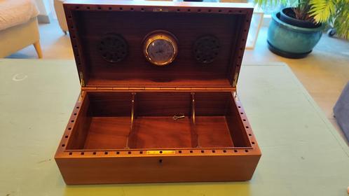 Houten sigarenkistje met hygrometer, Verzamelen, Rookartikelen, Aanstekers en Luciferdoosjes, Gebruikt, Tabaksdoos of Verpakking