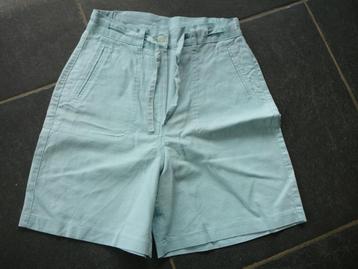 nieuw lichtblauwe short met zakjes beschikbaar voor biedingen