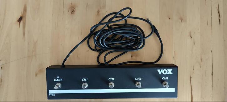 Ampli VOX Valvetronix VT50 + footswitch VOX VFS5, Muziek en Instrumenten, Versterkers | Bas en Gitaar, Gebruikt, Gitaar, 50 tot 100 watt