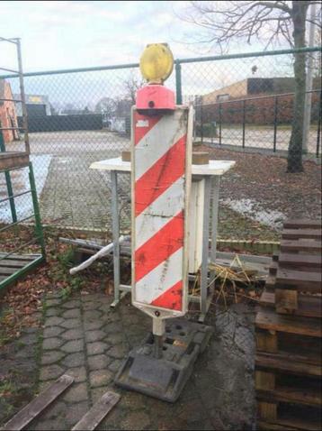 Werfbord werk bord gevaar werken flikkerlicht rood met voet beschikbaar voor biedingen