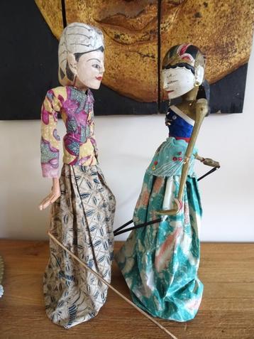 Indonesië, Java: 2 vintage handmade Wayang golek stokpoppen beschikbaar voor biedingen