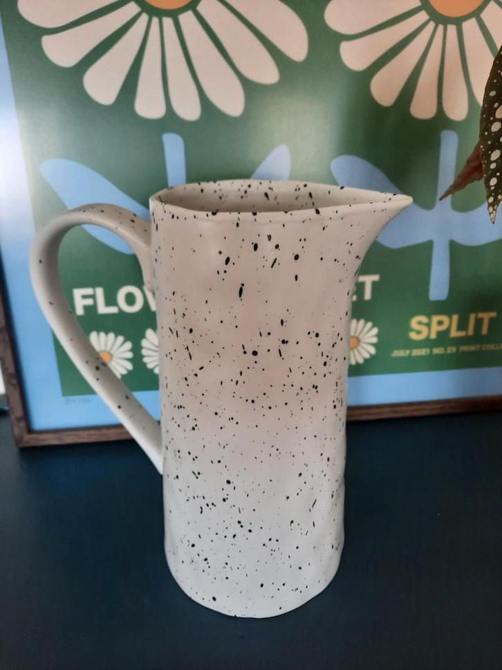 Vintage waterkan vaas anna + nina wit zwart spikkels, Huis en Inrichting, Keuken | Servies, Zo goed als nieuw, Overige typen, Keramiek