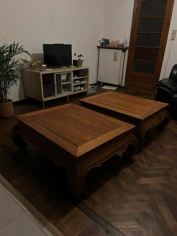Twee massieve opium tafels van teak beschikbaar voor biedingen