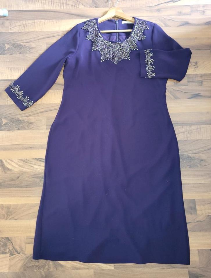 Paarse damesjurk met kralinnenhals en kralinnenmouwen, Kleding | Dames, Jurken, Zo goed als nieuw, Maat 42/44 (L), Paars, Ophalen of Verzenden