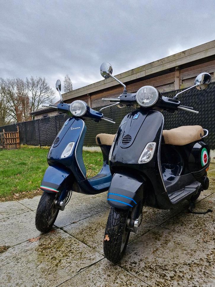 2 vespas donkerblauw en zwart, Vélos & Vélomoteurs, Scooters | Vespa, Utilisé, Autres modèles, Classe B (45 km/h), Essence, Enlèvement