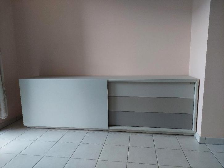 Moderne beige dressoir, Huis en Inrichting, Kasten | Dressoirs, Zo goed als nieuw, 200 cm of meer, 25 tot 50 cm, Met deur(en)