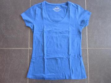 blauwe T-shirt beschikbaar voor biedingen