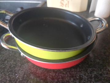 2 pannen als nieuw  beschikbaar voor biedingen