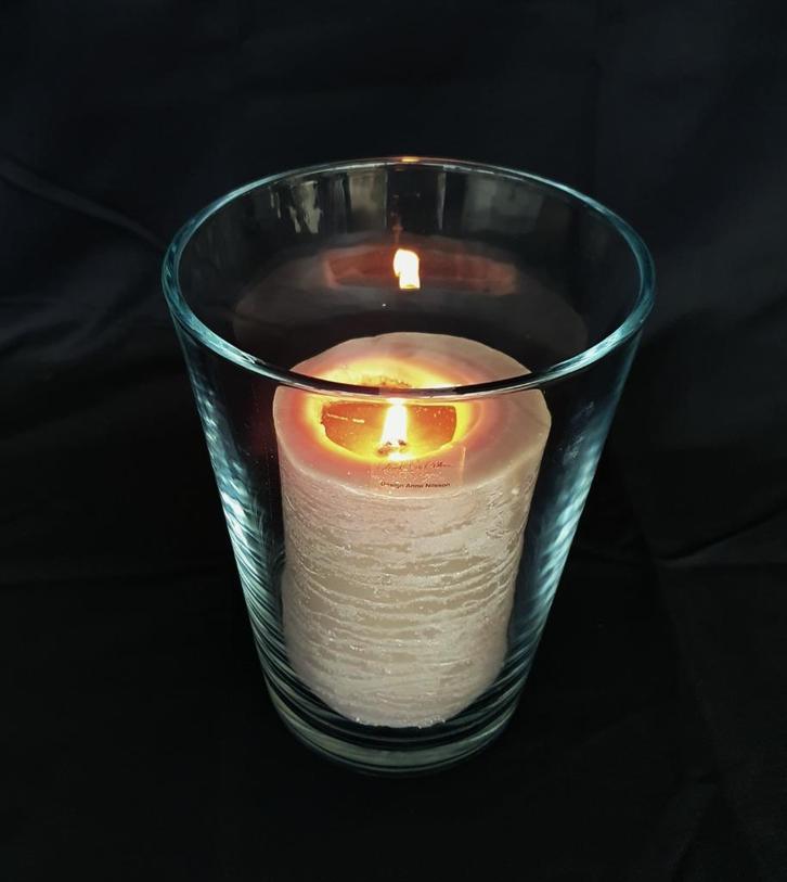 Glazen windlicht met mooie dikke kaars, Huis en Inrichting, Woonaccessoires | Kandelaars en Kaarsen, Gebruikt, Kaars, Minder dan 25 cm