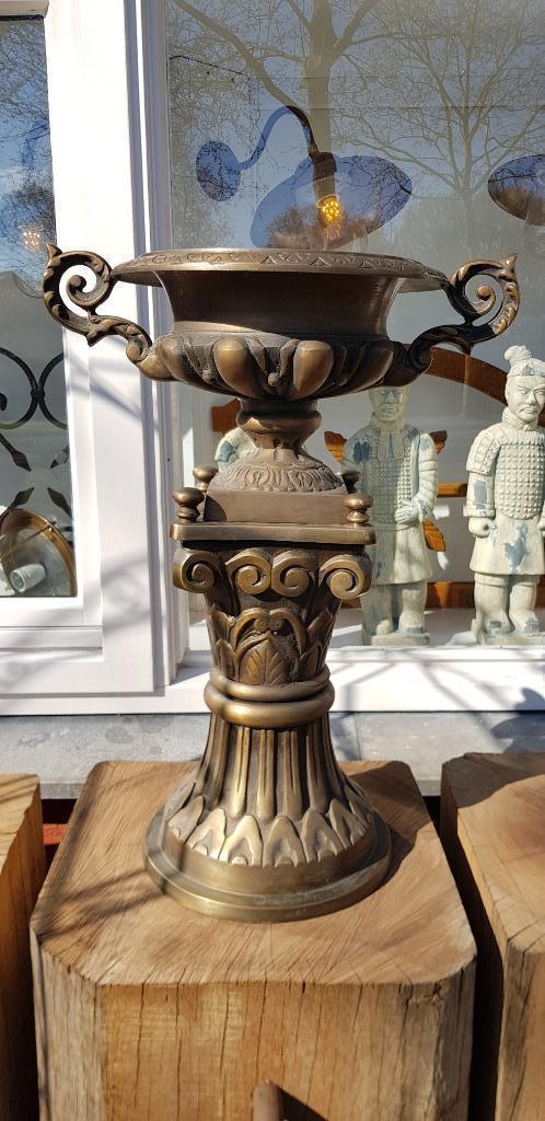 Grote bronze vaas op zuil voetstuk gemaakt van brons, Antiek en Kunst, Antiek | Brons en Koper, Brons, Ophalen of Verzenden