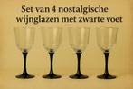 Set van 4 nostalgische wijnglazen met zwarte voet., Enlèvement ou Envoi