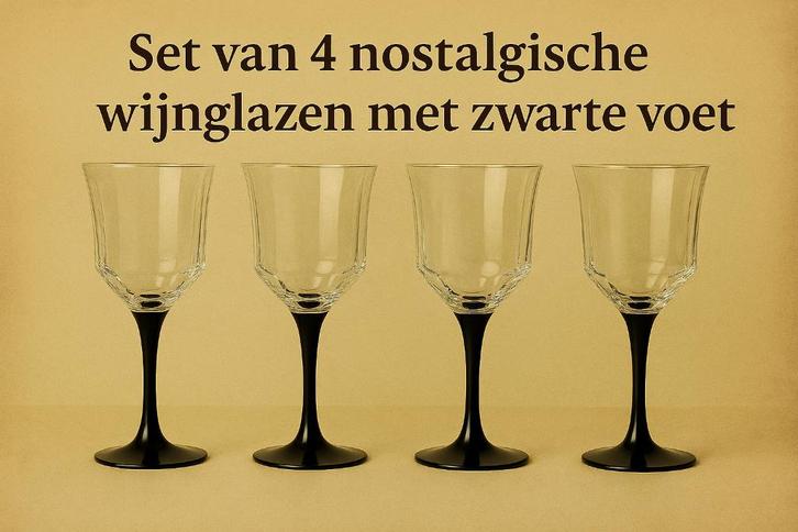 Set van 4 nostalgische wijnglazen met zwarte voet., Verzamelen, Glas en Drinkglazen, Ophalen of Verzenden