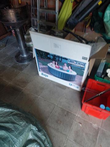 jacuzzi, jamais utilisé, 3 coussins avec pompe, Enlèvement, Comme neuf, Pompe
