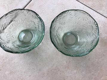 Deux petits plats en verre