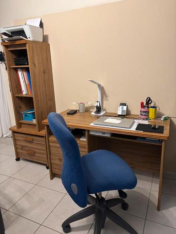 Bureau + petit meuble 2 tiroirs + étagère + chaises  disponible aux enchères