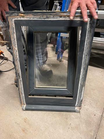 Aluminium raam beschikbaar voor biedingen