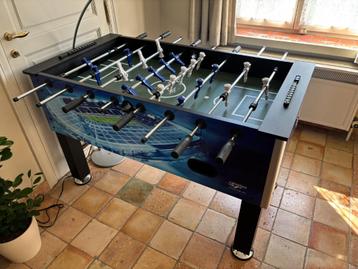 Zware en degelijke voetbaltafel, in nieuwstaat beschikbaar voor biedingen