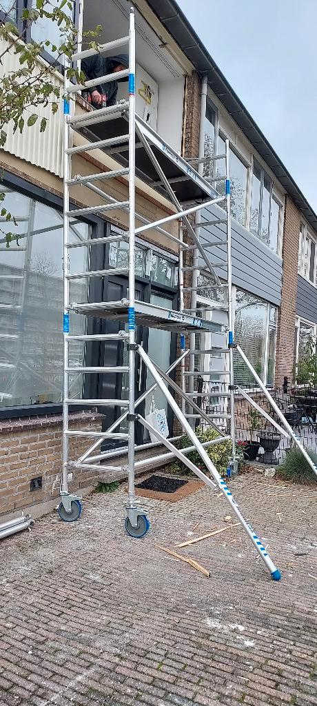 Steiger NIEUWSTAAT--zeer compleet--met 2x vloer met luik--, Doe-het-zelf en Bouw, Steigers, Zo goed als nieuw, Rolsteiger of Kamersteiger