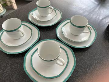 Servies klein bord, ondertas en tas voor 4 personen beschikbaar voor biedingen