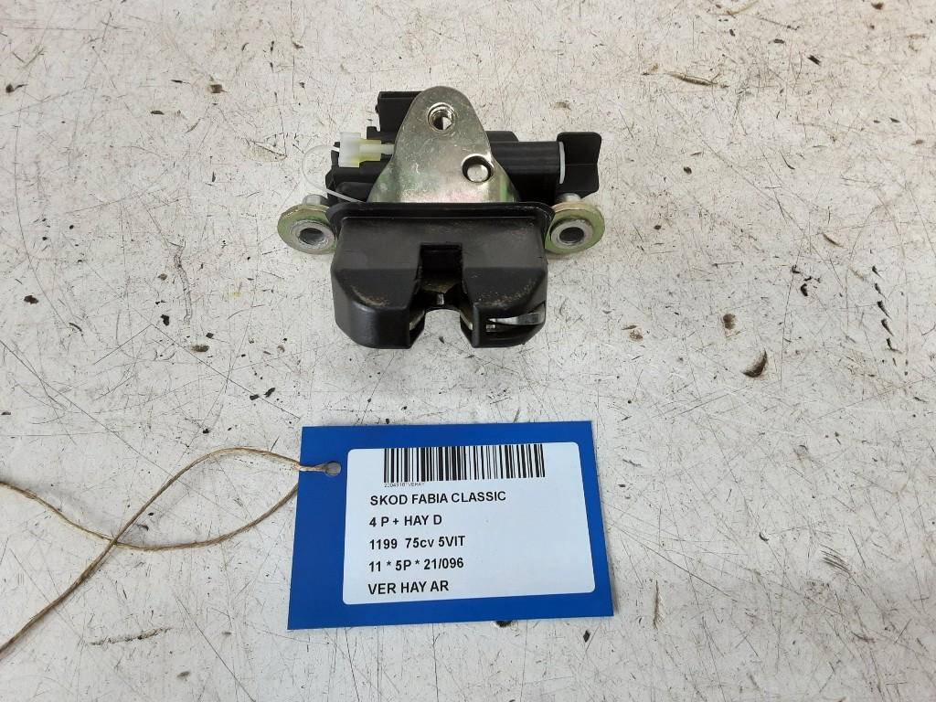 SERRURE COFFRE Skoda Fabia II (5J) (5J0827501B), Utilisé, Skoda, Haillon arrière