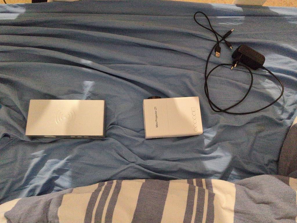 Petit projecteur + réveil+ câble, Maison & Meubles, Autres dimensions, Comme neuf, Enlèvement, Autres dimensions