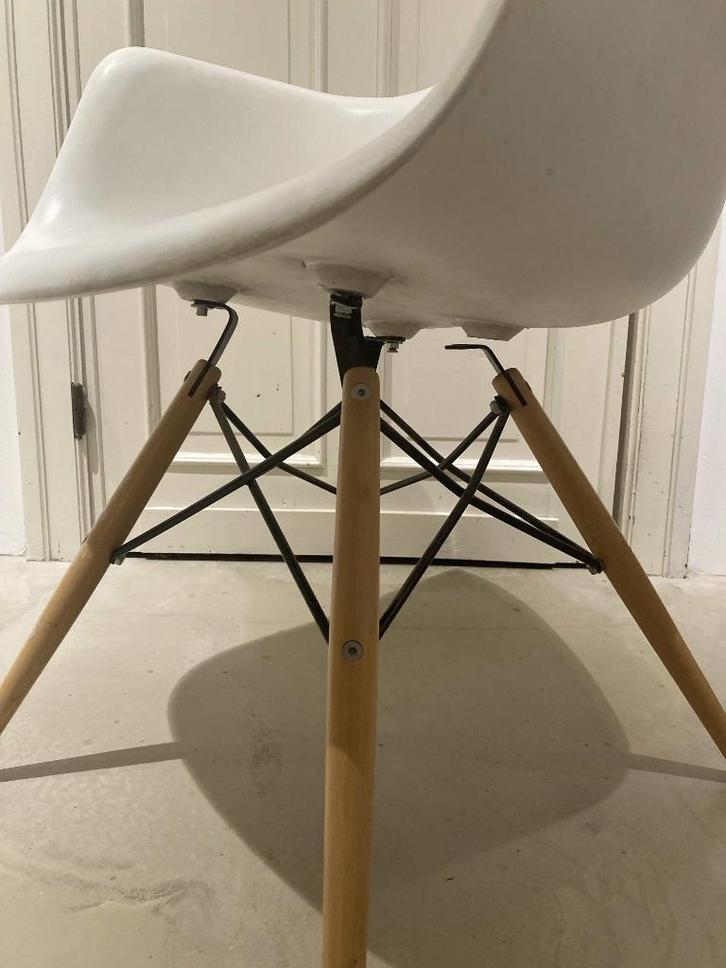 Chaise en plastique Vitra Easme Blanc, Maison & Meubles, Chaises, Utilisé, Une, Bois, Synthétique, Métal, Blanc, Enlèvement