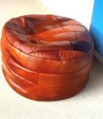 Vintage poef in leder, Huis en Inrichting, Zetels | Voetbanken en poefs, Ophalen of Verzenden, Leer
