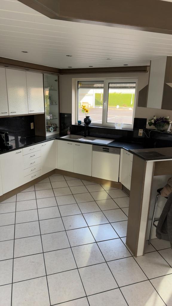 Grote keuken te koop️ Moet weg️, Maison & Meubles, Cuisine | Cuisines complètes, Utilisé, Cuisine d'angle, Blanc, Granit ou Pierre