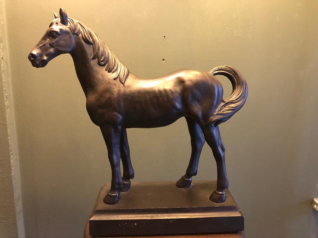 Belle statue de cheval à pied., Antiquités & Art, Antiquités | Accessoires de maison, Enlèvement ou Envoi