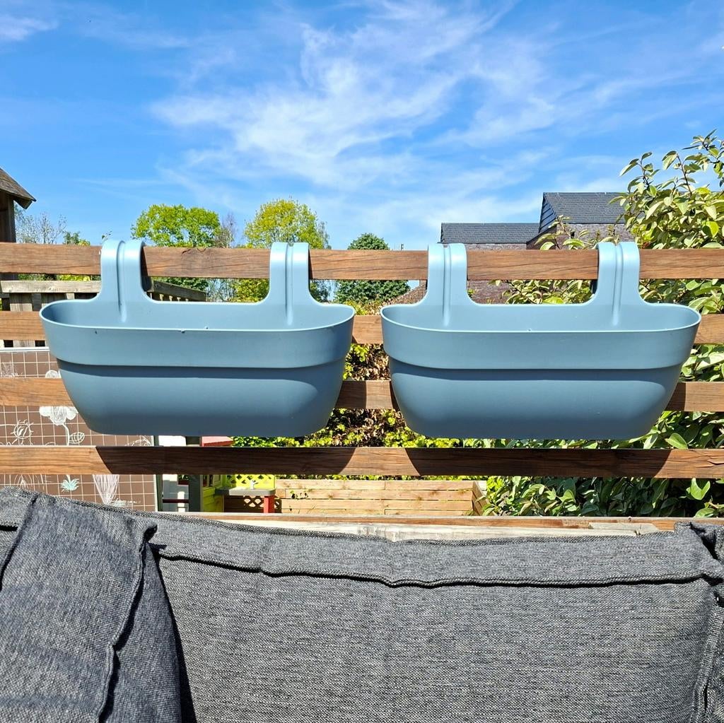 2 blauwe balkonbakken met ophanghaken van Elho, Ophalen