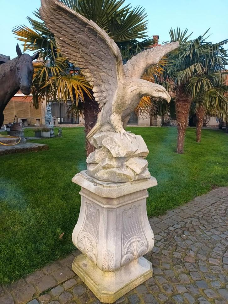 Magnifieke XXL  betonnen adelaar op sokkel, Tuin en Terras, Tuinbeelden, Ophalen