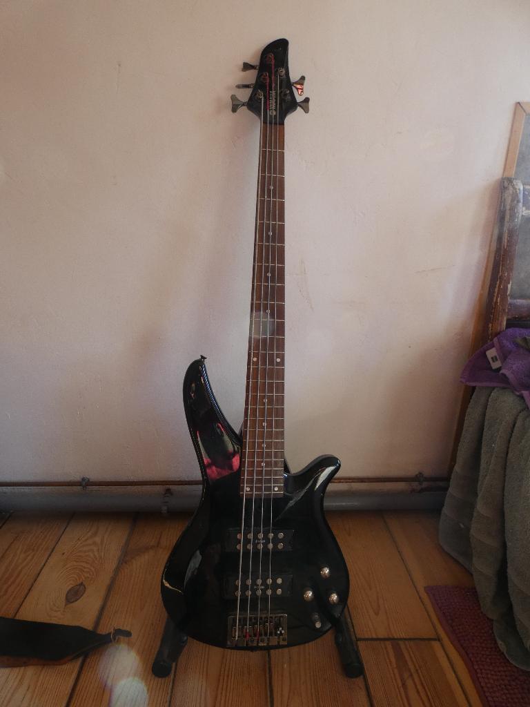 lot guitare & basse electrique + ampli, Musique & Instruments, Instruments à corde | Guitares | Basses, Utilisé, Électrique, 5 cordes