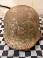 Duitse M40 camouflage Helm - schuurvonds, Verzamelen, Militaria | Tweede Wereldoorlog, Verzenden, Landmacht, Helm of Baret