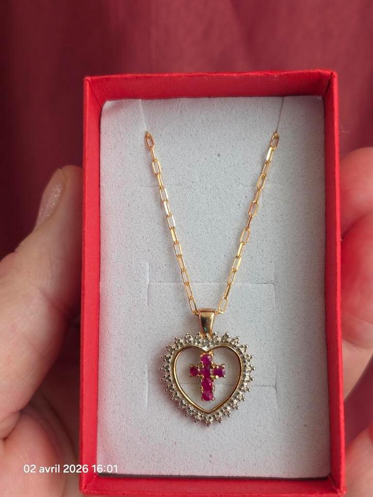 Vergulde sterling zilveren harthanger met natuurlijke robijn, Handtassen en Accessoires, Kettinghangers, Zilver, Geel, Met edelsteen