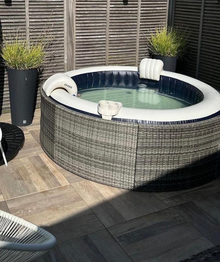 jacuzzi Intex 4 personnes, Tuin en Terras, Bubbelbaden en Hottubs, Zo goed als nieuw, Opblaasbaar, Afdekzeil, Grondzeil, Filter