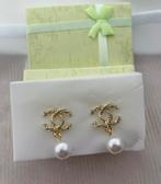 Chanel Goudkleurige Oorbellen met Parel – Luxe Design, Ophalen of Verzenden, Nieuw, Goud, Overige materialen