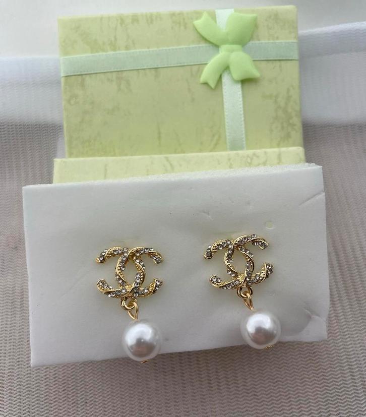 Chanel Goudkleurige Oorbellen met Parel – Luxe Design, Handtassen en Accessoires, Oorbellen, Nieuw, Overige materialen, Goud, Ophalen of Verzenden