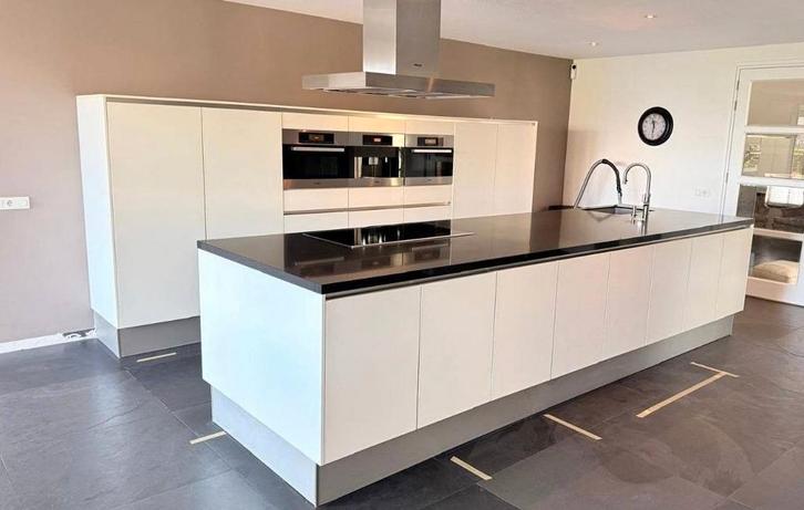 #39 Grande cuisine équipée avec îlot central, Maison & Meubles, Cuisine | Cuisines complètes, Comme neuf, Blanc, Composite, Sans poignée
