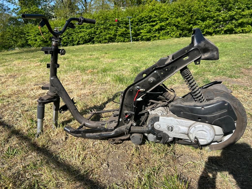 Zip frame zonder nummer met 4takt blok, Ophalen, Zo goed als nieuw