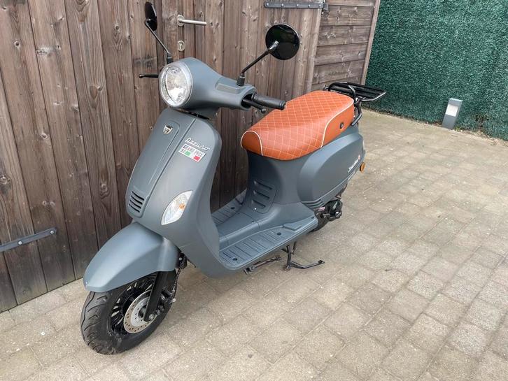 Neco azzuro 50cc b-klasse nieuwstaat, Fietsen en Brommers, Scooters | Overige merken, Zo goed als nieuw, Klasse B (45 km/u), Benzine