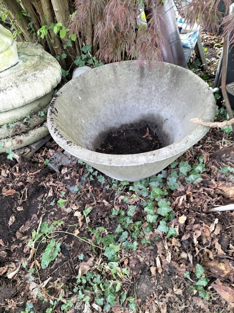 Grote betonnen plantenbak, Ophalen