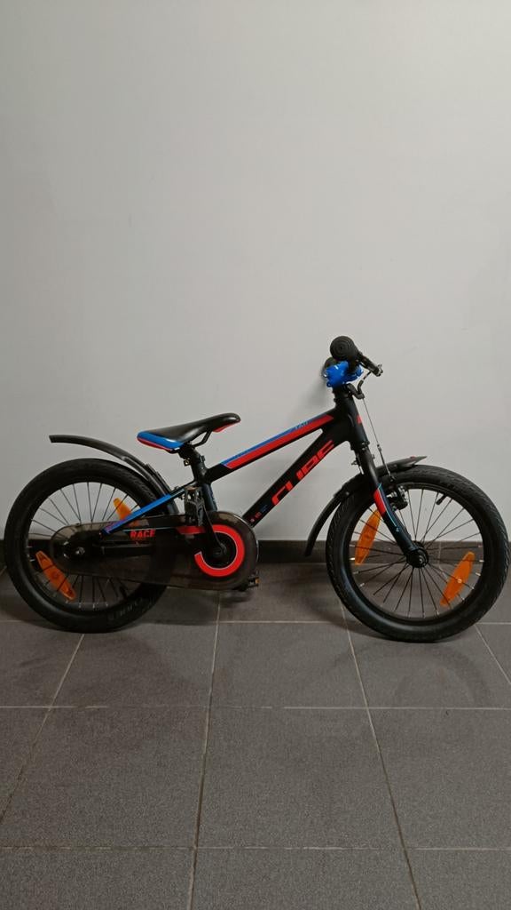 Kinderfiets cube 16 inch zwart rood blauw, Fietsen en Brommers, Ophalen