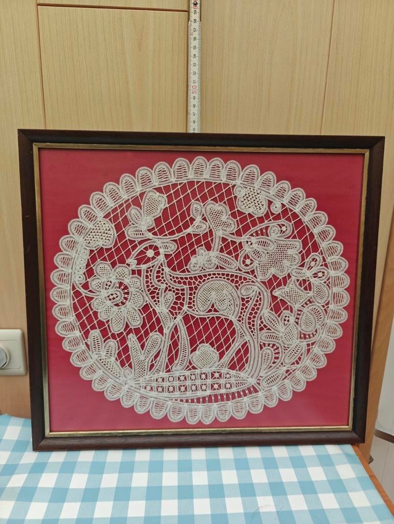 Kanten handwerk ingelijst, Ophalen