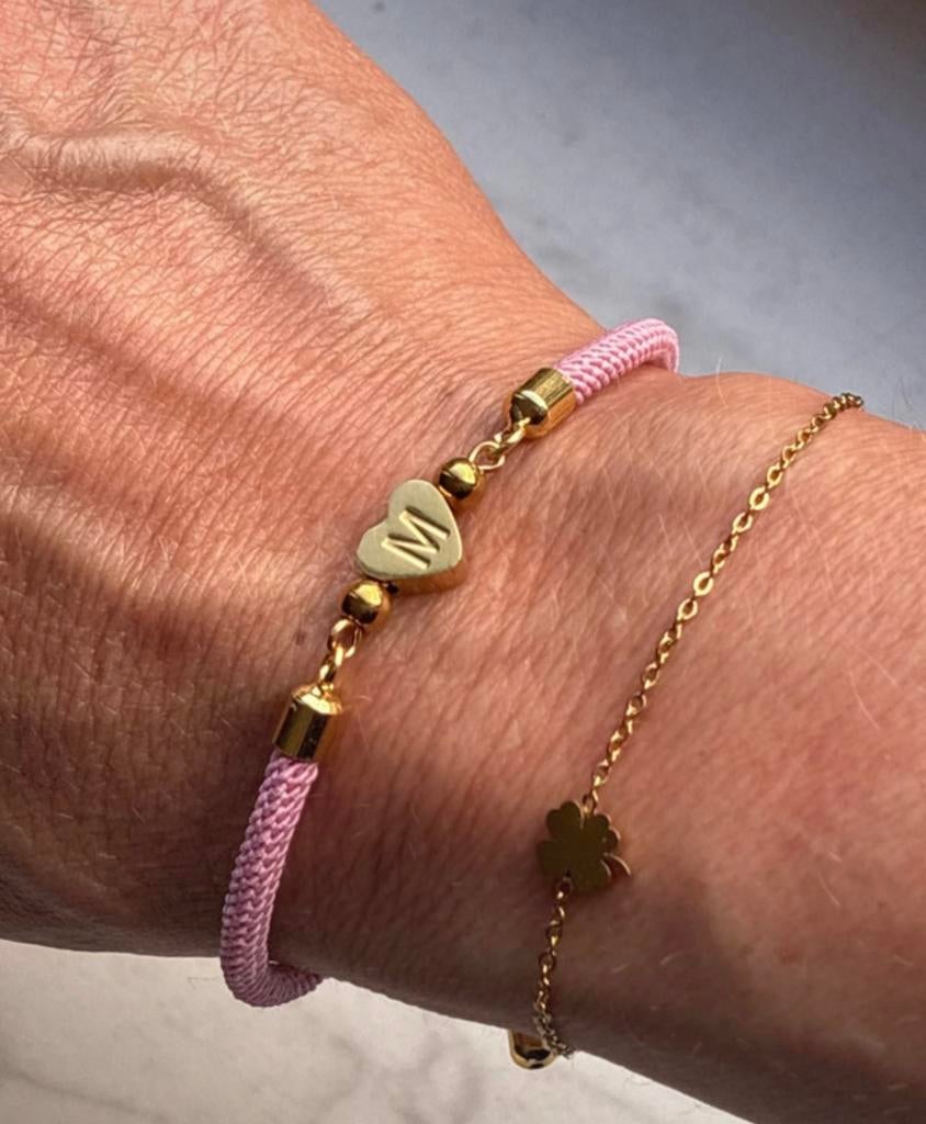 Roze armbandje,goudkleurige details en goudkleurige letter M, Bijoux, Sacs & Beauté, Bracelets, Enlèvement ou Envoi, Neuf, Rose